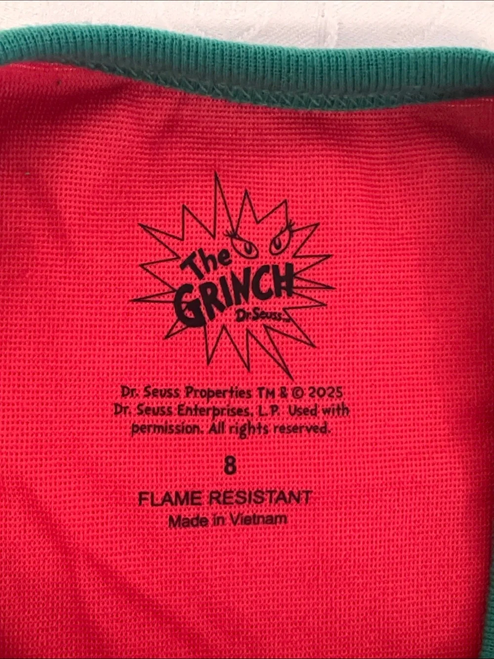 🎄Komar kids Grinch Print Pajama Set with Red Socks. Size 8.